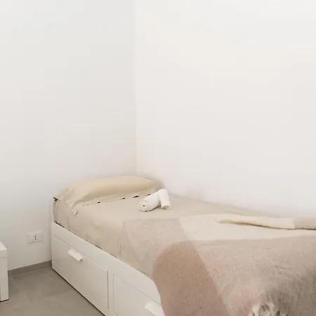 600 Meters From The Sea - Private Courtyard And Parking דירה