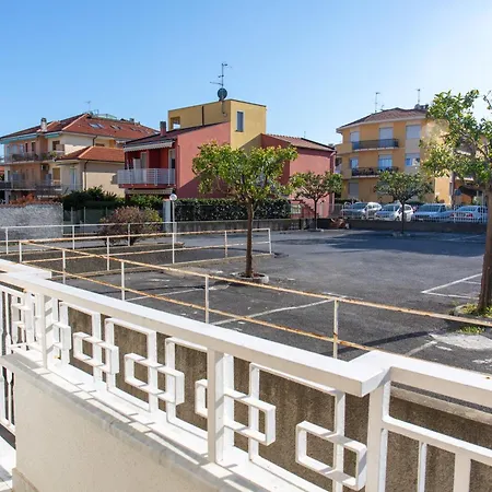דירה 600 Meters From The Sea - Private Courtyard And Parking דיאנו מרינה